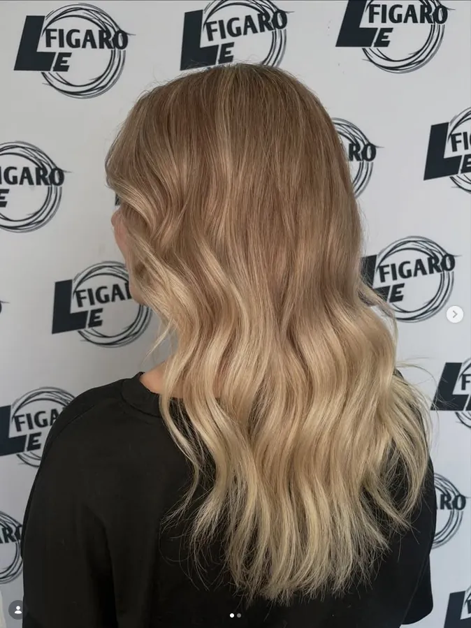 Lange, blonde Haare mit weichen Wellen und Farbverlauf, Rückansicht