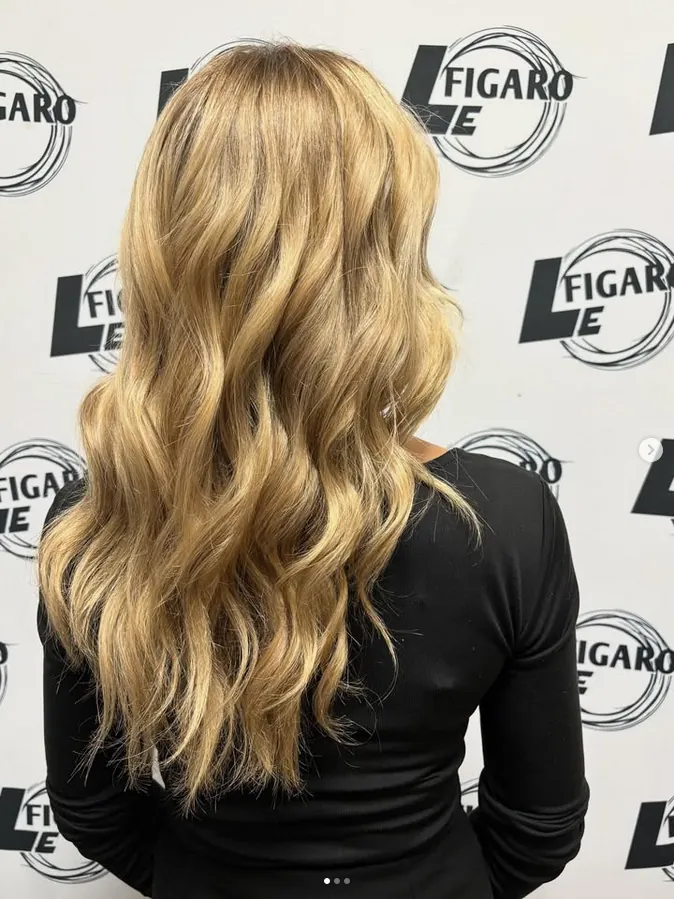 Lange, goldblonde Haare mit großen Wellen, Rückansicht